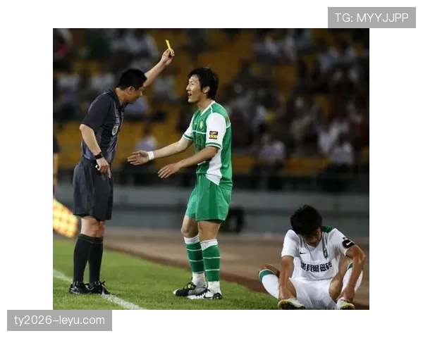 被换下球员场边抗议，裁判为何仍可出牌？