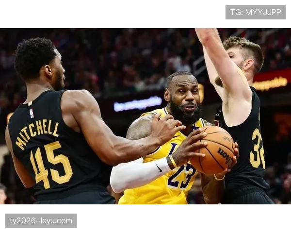 奥尼尔内线统治力对比詹姆斯，篮板和盖帽显著拉开差距